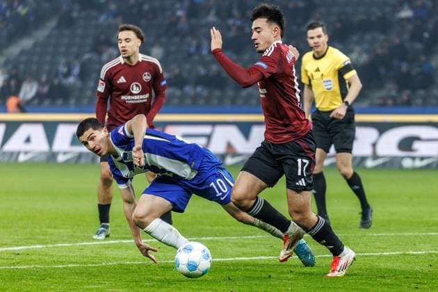 Berlin, 21 02 2025, Soccer, 2 Bundesliga, Matchday 23, Hertha BSC 1 FC Nuernberg, Olympiastadion Berlins Ibrahim Maza l fights against Jens Castrop of FC Nuernberg for the ball DFL regulations and DFB regulations prohibit any use of photographs as image sequences and or quasi video, Foto Andreas Gora Hertha BSC 1 FC Nuernberg