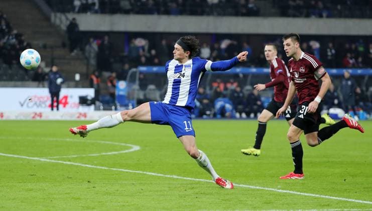 Fabian Reese lobs the ball, Robin Knoche duel Match scene Action Sport Soccer Football DFL 2 Bundesliga Men 23 Matchday Season 2024 2025 21 02 2025 Hertha BSC Berlin vs 1 FC Nürnberg FCN DFL regulations prohibit any use of photographs as image sequences and or quasi video