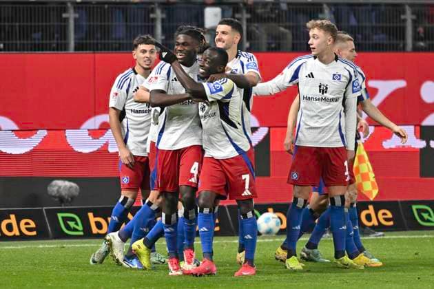 GER 2 FBL,, Hamburger SV vs 1 FC Kaiserslautern 21 02 2025, Volksparkstadion, Hamburg, GER 2 FBL, Hamburger SV vs 1 FC Kaiserslautern in the picture Fabio Balde Hamburg 45 shoots the goal to 3 0 for Hamburg past goalkeeper Julian Krahl Kaiserslautern 01 and cheers with the team nordphotoxGmbH xWitke nph00002