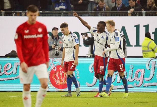 21 02 2025, xmohx, Fussball 2 Bundesliga, Hamburger SV 1 FC Kaiserslautern v l William Mickelbrencis Hamburger SV , Fabio Balde Hamburger SV , Adam Karabec Hamburger SV celebrate the goal, Der Torjubel zum 3 0 DFL DFB REGULATIONS PROHIBIT ANY USE OF PHOTOGRAPHS as IMAGE SEQUENCES and or QUASI VIDEO Hamburg