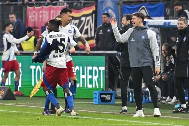 GER 2 FBL,, Hamburger SV vs 1 FC Kaiserslautern 21 02 2025, Volksparkstadion, Hamburg, GER 2 FBL, Hamburger SV vs 1 FC Kaiserslautern in the picture Fabio Balde Hamburg 45 shoots the goal to 3 0 for Hamburg past goalkeeper Julian Krahl Kaiserslautern 01 and cheers with Davie Selke Hamburg 27 nordphotoxGmbH xWitke nph00002