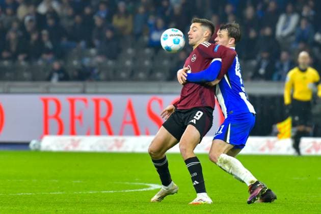 Soccer 2 Bundesliga, Hertha BSC Berlin 1 FC Nürnberg 21 02 2025, xdanx, Soccer 2 Bundesliga, Hertha BSC Berlin 1 FC Nürnberg v l Stefanos Tzimas 1 FC Nuernberg 9 ,Pascal Klemens Hertha BSC 41 Zweikampf, Duell, Kampf, tackle DFL DFB REGULATIONS PROHIBIT ANY USE OF PHOTOGRAPHS as IMAGE SEQUENCES and or QUASI VIDEO Daniel Lakomski Mix1 Berlin Olympiastadion Berlin Germany DEU Copyright: xDanielxLakomskix