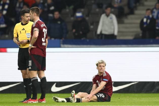 21 02 2025, xtgx, Fußball 2 Bundesliga, Hertha BSC Berlin 1 FC Nuernberg emspor, v l Tim Janisch Nuernberg, 32 enttaeuscht, schaut enttaeuscht, niedergeschlagen, disappointed DFL DFB REGULATIONS PROHIBIT ANY USE OF PHOTOGRAPHS as IMAGE SEQUENCES and or QUASI VIDEO Berlin