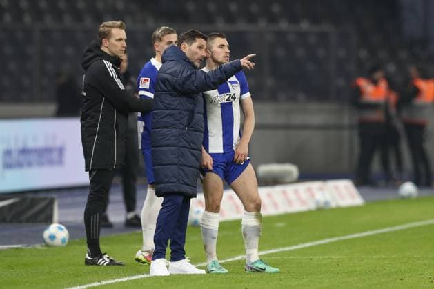 21 02 2025, xtgx, Fußball 2 Bundesliga, Hertha BSC Berlin 1 FC Nuernberg emspor, v l Stefan Leitl Hertha, Trainer gibt Anweisungen, gestikuliert mit den Armen, gesticulate, gives instructions Jonjoe Kenny Hertha, 16 DFL DFB REGULATIONS PROHIBIT ANY USE OF PHOTOGRAPHS as IMAGE SEQUENCES and or QUASI VIDEO Berlin