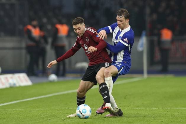 21 02 2025, xtgx, Soccer 2 Bundesliga, Hertha BSC Berlin 1 FC Nuernberg emspor, v l Stefanos Tzimas Nuernberg, 9 , Pascal Klemens Hertha, 41 duel, duel, fight, tackle DFL DFB REGULATIONS PROHIBIT ANY USE OF PHOTOGRAPHS as IMAGE SEQUENCES and or QUASI VIDEO Berlin