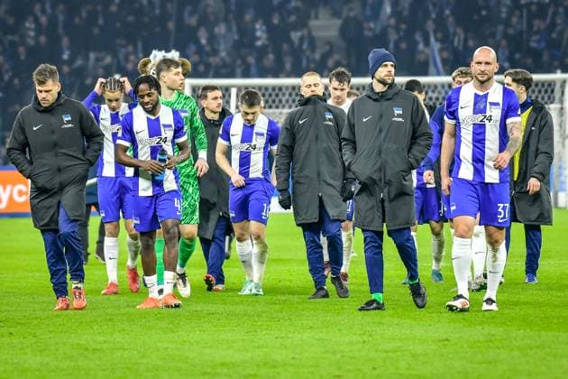 Soccer 2 Bundesliga, Hertha BSC Berlin 1 FC Nürnberg 21 02 2025, xdanx, Soccer 2 Bundesliga, Hertha BSC Berlin 1 FC Nürnberg v l Florian Niederlechner Hertha BSC 7 ,Deyovaisio Zeefuik Hertha BSC 42 ,Jonjoe Kenny Hertha BSC 16 ,Jon Dagur Porsteinsson Hertha BSC 24 ,Marius Gersbeck Hertha BSC 35 ,Toni Leistner Hertha BSC 37 , disappointed, looks disappointed, dejected, disappointed DFL DFB REGULATIONS PROHIBIT ANY USE OF PHOTOGRAPHS AS IMAGE SEQUENCES AND OR QUASI VIDEO Daniel Lakomski Mix1 Berlin Olympiastadion Berlin Germany DEU Copyright: xDanielxLakomskix