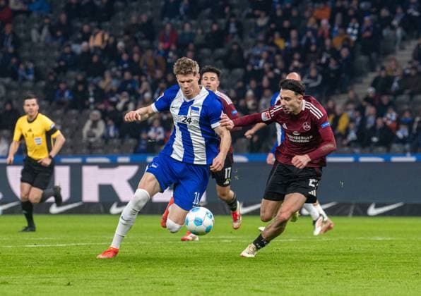 Soccer, Men, Season 2024 2025, 2 Bundesliga 23 Matchday , Hertha BSC 1 FC Nürnberg, v l Luca Schuler Hertha BSC , Berkay Yilmaz Nürnberg , 21 02 2025, Copyright: xSebastianxRäppold MatthiasxKochx