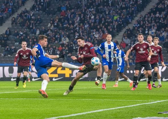 Soccer, Men, Season 2024 2025, 2 Bundesliga 23 Matchday , Hertha BSC 1 FC Nürnberg, v l Florian Niederlechner Hertha BSC , Berkay Yilmaz Nürnberg , 21 02 2025, Copyright: xSebastianxRäppold MatthiasxKochx