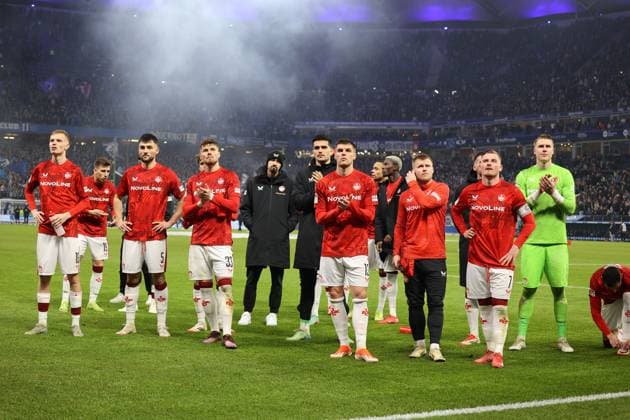 21 02 2025, xmohx, Fussball 2 Bundesliga, Hamburger SV 1 FC Kaiserslautern v l Maximilian Bauer 1 FC Kaiserslautern , Jan Elvedi 1 FC Kaiserslautern , Erik Wekesser 1 FC Kaiserslautern and team thank the fans disappointed, disappointed looking, dissapointed DFL DFB REGULATES PROHIBIT ANY USE OF PHOTOGRAPHS as IMAGE SEQUENCES and or QUASI VIDEO Hamburg