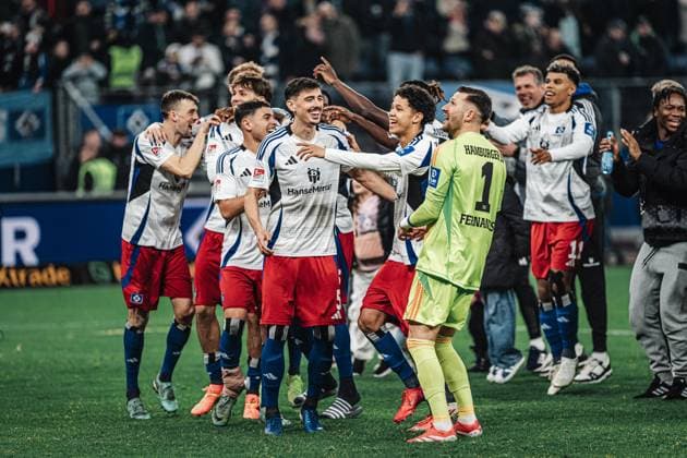 Soccer Men Season 2024 2025 2 Soccer Bundesliga 23 Matchday Hamburger SV vs 1 FC Kaiserslautern 21 02 2025 HSV celebrates the victory, in the middle Dennis Hadzikadunic 5, HSV and Alexander Rossing Lelesiit 38, HSV Hamburg Volksparkstadion Hamburg Germany