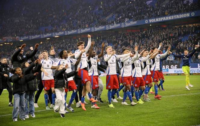 Photo La Ola wave after the final whistle, and jubilation among the HSV players Soccer 2 Bundesliga on Fri 21 02 2025 Hamburger SV 1 FC Kaiserslautern 3 0