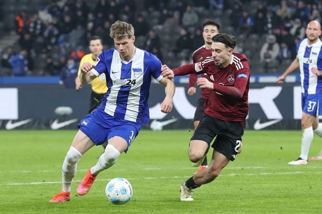 21 02 2025, xtgx, Soccer 2 Bundesliga, Hertha BSC Berlin 1 FC Nuernberg emspor, v l Luca Schuler Hertha, 18 , Berkay Yilmaz Nuernberg, 21 duel, duel, fight, tackle DFL DFB REGULATIONS PROHIBIT ANY USE OF PHOTOGRAPHS as IMAGE SEQUENCES and or QUASI VIDEO Berlin