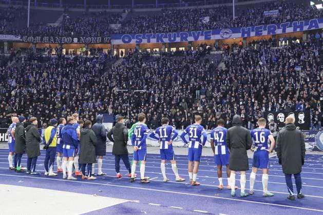 21 02 2025, xtgx, Soccer 2 Bundesliga, Hertha BSC Berlin 1 FC Nuernberg emspor, v l Hertha BSC players in front of the Ostkurve DFL DFB REGULATIONS PROHIBIT ANY USE OF PHOTOGRAPHS as IMAGE SEQUENCES and or QUASI VIDEO Berlin
