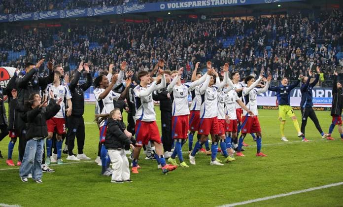 21 02 2025, xmohx, Soccer 2 Bundesliga, Hamburger SV 1 FC Kaiserslautern v l Davie Selke Hamburger SV , Daniel Heuer Fernandes Hamburger SV and Team thanks the fans DFL DFB REGULATIONS PROHIBIT ANY USE OF PHOTOGRAPHS as IMAGE SEQUENCES and or QUASI VIDEO Hamburg
