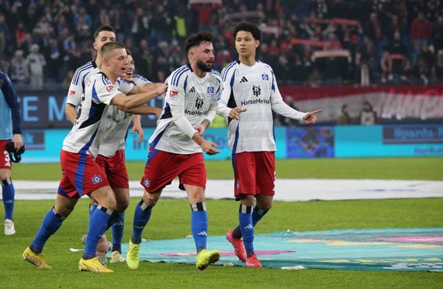 21 02 2025, xmohx, Fussball 2 Bundesliga, Hamburger SV 1 FC Kaiserslautern v l HSV Spieler jubeln jubiliert nach Spielende celebrate at the end of the match bedankkt danken sich an den Fans DFL DFB REGULATIONS PROHIBIT ANY USE OF PHOTOGRAPHS as IMAGE SEQUENCES and or QUASI VIDEO Hamburg