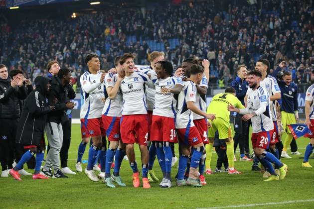21 02 2025, xmohx, Fussball 2 Bundesliga, Hamburger SV 1 FC Kaiserslautern v l HSV Spieler jubeln jubiliert nach Spielende celebrate at the end of the match bedankkt danken sich an den Fans DFL DFB REGULATIONS PROHIBIT ANY USE OF PHOTOGRAPHS as IMAGE SEQUENCES and or QUASI VIDEO Hamburg