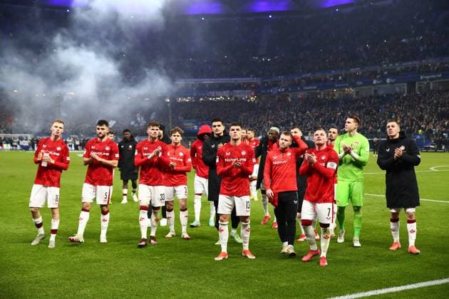 21 02 2025, xmohx, Soccer 2 Bundesliga, Hamburger SV 1 FC Kaiserslautern v l Erik Wekesser 1 FC Kaiserslautern and Team end thanks the fans DFL DFB REGULATIONS PROHIBIT ANY USE OF PHOTOGRAPHS as IMAGE SEQUENCES and or QUASI VIDEO Hamburg