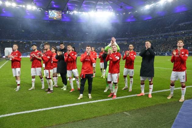 GER,Hamburg, HSV , 2 Bundesliga , Football, DFB, Hamburger SV vs 1 FC Kaiserslautern , in Hamburger Volksparkstadion , 21 02 2025 , v l 1 FC Kaiserslautern thank their fans after the match against HSV DFL regulations prohibit any use of photographs as image sequences and or quasi video Copyright: HMBxMedia FernandoxSoares