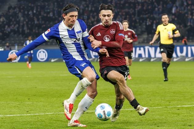 Berlin, 21 02 25, Soccer, 2 Bundesliga, Matchday 23, Hertha BSC 1 FC Nuernberg, Olympiastadion Berlins Fabian Reese fights against Berkay Yilmaz of FC Nuernberg for the ball DFL regulations and DFB regulations prohibit any use of photographs as image sequences and or quasi video, Foto Andreas Gora Hertha BSC 1 FC Nuernberg