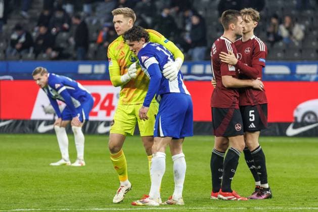Berlin, 21 02 25, Soccer, 2 Bundesliga, Matchday 23, Hertha BSC 1 FC Nuernberg, Olympiastadion Goalkeeper Jan Reichert of FC Nuernberg consoles Berlins Fabian Reese DFL regulations and DFB regulations prohibit any use of photographs as image sequences and or quasi video, Foto Andreas Gora Hertha BSC 1 FC Nuernberg