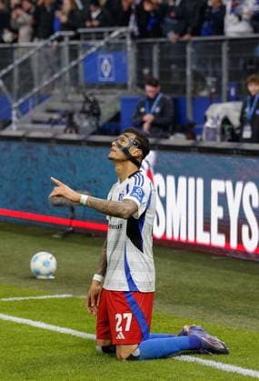 Goal celebration 2 0 by a goal of Davie Selke HSV who prays sends greetings up to the sky Germany , Hamburg , Volksparkstadion , Football , 2 Bundesliga , Hamburger SV 1 FC Kaiserslautern