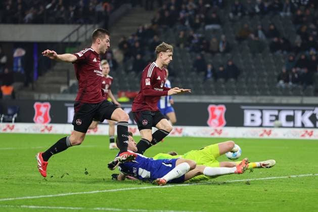 2 Soccer Bundesliga Hertha BSC 1 FC Nuremberg Florian Niederlechner Hertha BSC Berlin 7 fails to score against goalkeeper Jan Reichert Nuremberg 1 and Tim Drexler Nuremberg 5 during the match in the 2 Soccer Bundesliga Hertha BSC 1 FC Nuremberg in Berlin, Olympiastadion, on 21 02 2025 DFB regulations prohibit any use of photographs as image sequences and or quasi video Copyright: xBEAUTIFULxSPORTS Frankex
