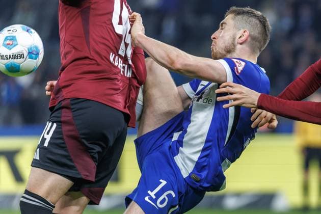 Berlin, 21 02 25, Soccer, 2 Bundesliga, Matchday 23, Hertha BSC 1 FC Nuernberg, Olympiastadion Berlins Jonjoe Kenny fights Ondrej Karafiat of FC Nuernberg for the ball DFL regulations and DFB regulations prohibit any use of photographs as image sequences and or quasi video, Foto Andreas Gora Hertha BSC 1 FC Nuernberg