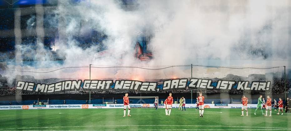 Soccer Men Season 2024 2025 2 Soccer Bundesliga 23 Matchday Hamburger SV vs 1 FC Kaiserslautern 21 02 2025 Choreo of the HSV North Stand Fans The Mission Goes On The Goal Is Clear Panorama stitched together with pyrotechnics Hamburg Volksparkstadion Hamburg Germany