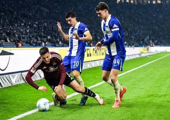 Fussball 2.Bundesliga, Hertha BSC Berlin - 1.FC Nürnberg 21.02.2025, xdanx, Fussball 2.Bundesliga, Hertha BSC Berlin - 1.FC Nürnberg v.l. Stefanos Tzimas (1.FC Nuernberg 9),Ibrahim Maza (Hertha BSC 10),Linus Gechter (Hertha BSC 44) Zweikampf, Duell, Kampf, tackle (DFL DFB REGULATIONS PROHIBIT ANY USE OF PHOTOGRAPHS as IMAGE SEQUENCES and or QUASI-VIDEO) Daniel Lakomski Mix1 Berlin Olympiastadion Berlin Deutschland (DEU) Copyright: xDanielxLakomskix