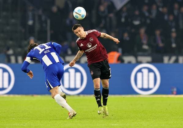 21 02 2025 Soccer Season 2024 2025 2 Soccer Bundesliga 23 Matchday Hertha BSC Berlin HBSC 1 FC Nuremberg FCN Club Sportfoto Zink DaMa xdaxmax DFL regulations prohibit any use of photographs as image sequences and or quasi video only for editorial use Fabian Reese 11, Hertha BSC Berlin Oliver Villadsen 2, 1 FC Nuremberg FCN