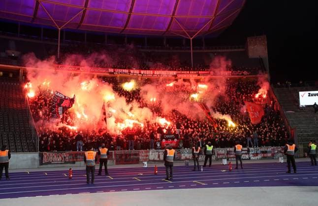 21 02 2025 Soccer Season 2024 2025 2 Soccer Bundesliga 23 Matchday Hertha BSC Berlin HBSC 1 FC Nuremberg FCN Club Sportfoto Zink DaMa xdaxmax DFL regulations prohibit any use of photographs as image sequences and or quasi video only for editorial use Symbolbild Symbolfoto Feature Impression Pyrotechnik Pyro Bengalfackeln Bengalfackeln Rauch im Gästeblock der Clubfan Clubfans FCN Fans Fans