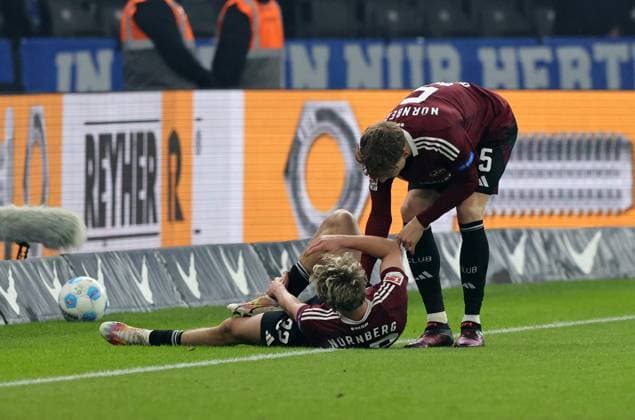 21 02 2025 Soccer Season 2024 2025 2 Soccer Bundesliga 23 Matchday Hertha BSC Berlin HBSC 1 FC Nuremberg FCN Club Sportfoto Zink DaMa xdaxmax DFL regulations prohibit any use of photographs as image sequences and or quasi video only for editorial use Tim Janisch 32, 1 FC Nuremberg FCN with pain injury injured on the ground