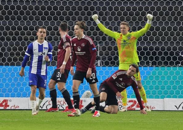 21 02 2025 Soccer Season 2024 2025 2 Soccer Bundesliga 23 Matchday Hertha BSC Berlin HBSC 1 FC Nürnberg FCN Club Sportfoto Zink DaMa xdaxmax DFL regulations prohibit any use of photographs as image sequences and or quasi video only for editorial use Jan Reichert 1, 1 FC Nürnberg FCN celebrates defensive action