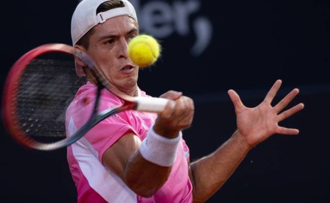(250222) -- RIO DE JANEIRO, Feb. 22, 2025 -- Sebastian Baez of Argentina hits a return during the men s singles quarterfinal match against Tseng Chun-Hsin of Chinese Taipei at the 2025 ATP, Tennis Herren 500 Rio Open at Jockey Club Brasileiro in Rio de Janeiro, Brazil, Feb. 21, 2025. ) (SP)BRAZIL-RIO DE JANEIRO-TENNIS-RIO OPEN-MEN S SINGLES-QUARTERFINALS WangxTiancong 