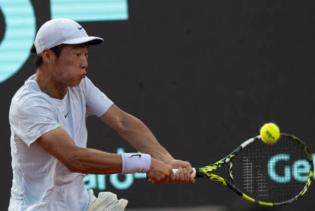 (250222) -- RIO DE JANEIRO, Feb. 22, 2025 -- Tseng Chun-Hsin of Chinese Taipei hits a return during the men s singles quarterfinal match against Sebastian Baez of Argentina at the 2025 ATP, Tennis Herren 500 Rio Open at Jockey Club Brasileiro in Rio de Janeiro, Brazil, Feb. 21, 2025. ) (SP)BRAZIL-RIO DE JANEIRO-TENNIS-RIO OPEN-MEN S SINGLES-QUARTERFINALS WangxTiancong 