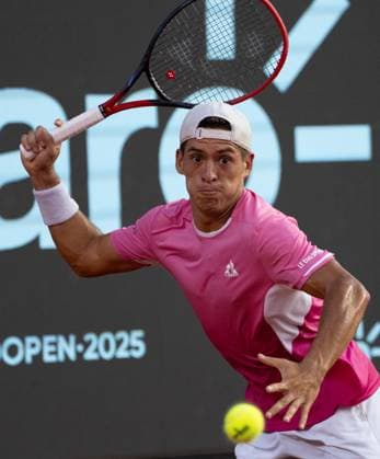 (250222) -- RIO DE JANEIRO, Feb. 22, 2025 -- Sebastian Baez of Argentina hits a return during the men s singles quarterfinal match against Tseng Chun-Hsin of Chinese Taipei at the 2025 ATP, Tennis Herren 500 Rio Open at Jockey Club Brasileiro in Rio de Janeiro, Brazil, Feb. 21, 2025. ) (SP)BRAZIL-RIO DE JANEIRO-TENNIS-RIO OPEN-MEN S SINGLES-QUARTERFINALS WangxTiancong 