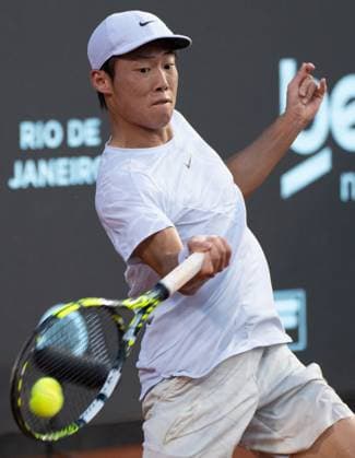 (250222) -- RIO DE JANEIRO, Feb. 22, 2025 -- Tseng Chun-Hsin of Chinese Taipei hits a return during the men s singles quarterfinal match against Sebastian Baez of Argentina at the 2025 ATP, Tennis Herren 500 Rio Open at Jockey Club Brasileiro in Rio de Janeiro, Brazil, Feb. 21, 2025. ) (SP)BRAZIL-RIO DE JANEIRO-TENNIS-RIO OPEN-MEN S SINGLES-QUARTERFINALS WangxTiancong 