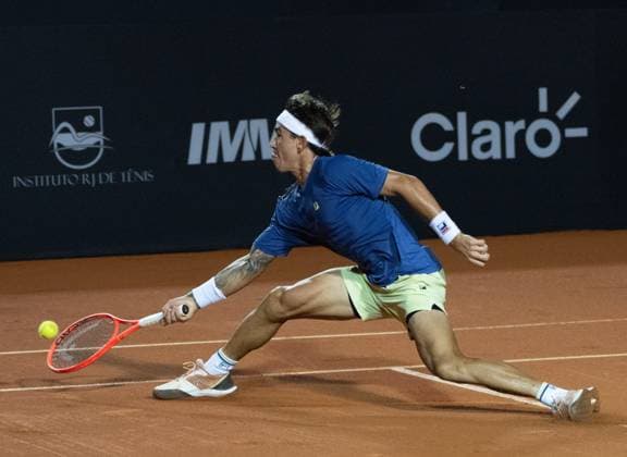 (250222) -- RIO DE JANEIRO, Feb. 22, 2025 -- Francisco Comesana of Argentina hits a return during the men s singles quarterfinal match against Alexander Zverev of Germany at the 2025 ATP, Tennis Herren 500 Rio Open at Jockey Club Brasileiro in Rio de Janeiro, Brazil, Feb. 21, 2025. ) (SP)BRAZIL-RIO DE JANEIRO-TENNIS-RIO OPEN-MEN S SINGLES-QUARTERFINAL WangxTiancong 