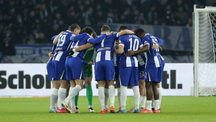 Berlin team circle swearing in before the start of the match Ritual Sport Soccer Football DFL 2 Bundesliga Men 23 Matchday Season 2024 2025 21 02 2025 Hertha BSC Berlin vs 1 FC Nürnberg FCN DFL regulations prohibit any use of photographs as image sequences and or quasi video