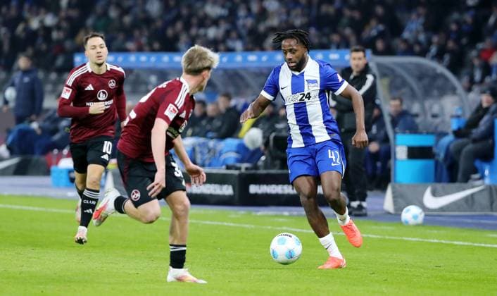 Julian Justvan, Tim Janisch, Deyovaisio Zeefuik on the ball duel match scene action sports soccer soccer DFL 2 Bundesliga Men 23 Matchday Season 2024 2025 21 02 2025 Hertha BSC Berlin vs 1 FC Nürnberg FCN DFL regulations prohibit any use of photographs as image sequences and or quasi video