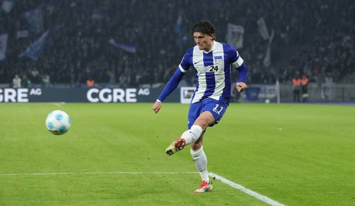 Fabian Reese on the ball Single image Crop action Sport Soccer Football DFL 2 Bundesliga Men 23 Matchday Season 2024 2025 21 02 2025 Hertha BSC Berlin vs 1 FC Nürnberg FCN DFL regulations prohibit any use of photographs as image sequences and or quasi video