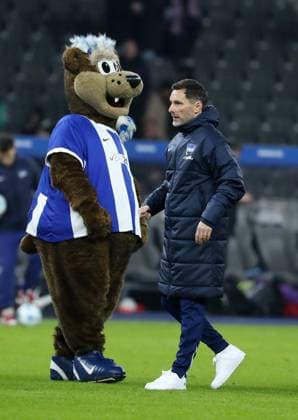 Mascot Herthinho, Coach Stefan Leitl Sport Soccer Football DFL 2 Bundesliga Men 23 Matchday Season 2024 2025 21 02 2025 Hertha BSC Berlin vs 1 FC Nürnberg FCN DFL regulations prohibit any use of photographs as image sequences and or quasi video
