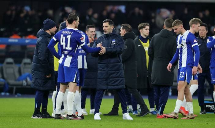 Coach Stefan Leitl thanks Pascal Klemens after the match Sport Football Soccer DFL 2 Bundesliga Men 23 Matchday Season 2024 2025 21 02 2025 Hertha BSC Berlin vs 1 FC Nürnberg FCN DFL regulations prohibit any use of photographs as image sequences and or quasi video