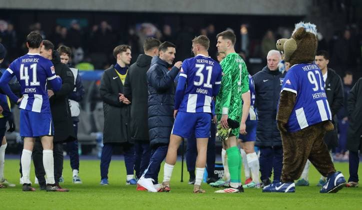 Coach Stefan Leitl thanks Marton Dardai, goalkeeper Tjark Ernst after the match Sport Football Soccer DFL 2 Bundesliga Men 23 Matchday Season 2024 2025 21 02 2025 Hertha BSC Berlin vs 1 FC Nürnberg FCN DFL regulations prohibit any use of photographs as image sequences and or quasi video