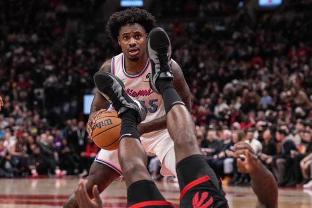 Sport Themen der Woche KW08 Sport Bilder des Tages February 21, 2025, Toronto, On, Canada: Miami Heat s Davion Mitchell (45) looks to make a play during second half NBA, Basketball Herren, USA basketball action against Toronto Raptors, in Toronto on Friday, February 21, 2025. Canada News - February 21, 2025  - ZUMAc35_ 20250221_zaf_c35_134 Copyright: xChrisxYoungx