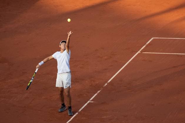 (250222) -- RIO DE JANEIRO, Feb. 22, 2025 -- Tseng Chun-Hsin of Chinese Taipei serves during the men s singles quarterfinal match against Sebastian Baez of Argentina at the 2025 ATP, Tennis Herren 500 Rio Open at Jockey Club Brasileiro in Rio de Janeiro, Brazil, Feb. 21, 2025. ) (SP)BRAZIL-RIO DE JANEIRO-TENNIS-RIO OPEN-MEN S SINGLES-QUARTERFINALS WangxTiancong 