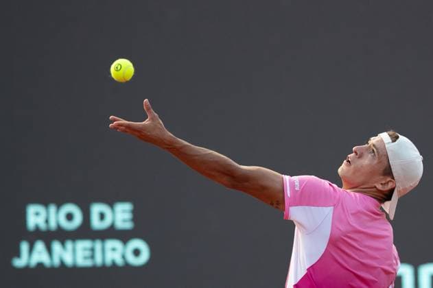 (250222) -- RIO DE JANEIRO, Feb. 22, 2025 -- Sebastian Baez of Argentina serves during the men s singles quarterfinal match against Tseng Chun-Hsin of Chinese Taipei at the 2025 ATP, Tennis Herren 500 Rio Open at Jockey Club Brasileiro in Rio de Janeiro, Brazil, Feb. 21, 2025. ) (SP)BRAZIL-RIO DE JANEIRO-TENNIS-RIO OPEN-MEN S SINGLES-QUARTERFINALS WangxTiancong 