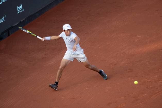 (250222) -- RIO DE JANEIRO, Feb. 22, 2025 -- Tseng Chun-Hsin of Chinese Taipei hits a return during the men s singles quarterfinal match against Sebastian Baez of Argentina at the 2025 ATP, Tennis Herren 500 Rio Open at Jockey Club Brasileiro in Rio de Janeiro, Brazil, Feb. 21, 2025. ) (SP)BRAZIL-RIO DE JANEIRO-TENNIS-RIO OPEN-MEN S SINGLES-QUARTERFINALS WangxTiancong 
