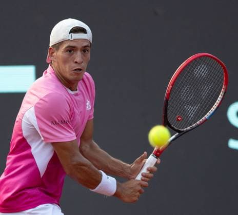 (250222) -- RIO DE JANEIRO, Feb. 22, 2025 -- Sebastian Baez of Argentina hits a return during the men s singles quarterfinal match against Tseng Chun-Hsin of Chinese Taipei at the 2025 ATP, Tennis Herren 500 Rio Open at Jockey Club Brasileiro in Rio de Janeiro, Brazil, Feb. 21, 2025. ) (SP)BRAZIL-RIO DE JANEIRO-TENNIS-RIO OPEN-MEN S SINGLES-QUARTERFINALS WangxTiancong 