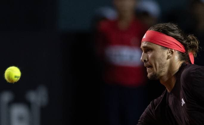 (250222) -- RIO DE JANEIRO, Feb. 22, 2025 -- Alexander Zverev of Germany hits a return during the men s singles quarterfinal match against Francisco Comesana of Argentina at the 2025 ATP, Tennis Herren 500 Rio Open at Jockey Club Brasileiro in Rio de Janeiro, Brazil, Feb. 21, 2025. ) (SP)BRAZIL-RIO DE JANEIRO-TENNIS-RIO OPEN-MEN S SINGLES-QUARTERFINAL WangxTiancong 